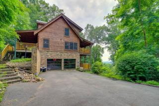 Sevierville Rental Cabin with Hot Tub and Game Room! - Sevierville - 0