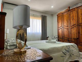 Timeless Elegance: Vintage 3-Bedroom Apartment - 9
