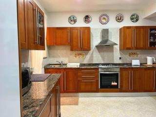 Timeless Elegance: Vintage 3-Bedroom Apartment - 5