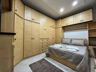 Timeless Elegance: Vintage 3-Bedroom Apartment - - 2