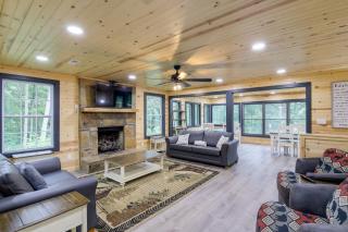 Hot Tub and Game Room Seiverville Group Getaway - 1