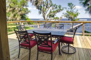 Renovated Crescent Lake Escape with Waterfront Deck! - 9