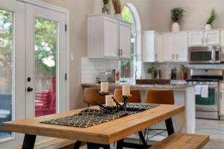 Sun Filled Home W Gorgeous Pool HotTub Gameroom - Round Rock - 1