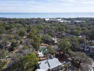 King Queen Twin and Sleeper Sofa Updated Bikes & Beach Gear included - 6