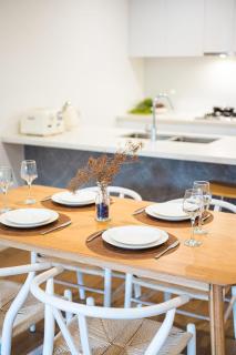 Modern Urban Retreat Stylish Apt in Ryde's Heart - Sydney - 5