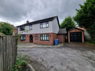 Molineux House 4 bed with 2 ensuite bedrooms, sleeps 7, private gated parking, spacious garden, 5 mins walk from Broadgreen train station, close to M62 - Wavertree - 9
