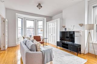 Back Bay 1BR steps from Newbury T BOS-559 - 0