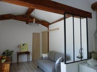 Haut de maison et piscine dans un domaine viticole - 2