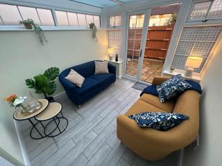 Stylish townhouse-Sleeps 9-Free parking - Milton Keynes - 9