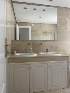 Stunning 2-Bed Apartment in Marina de le Duquesa - Manilva - 2