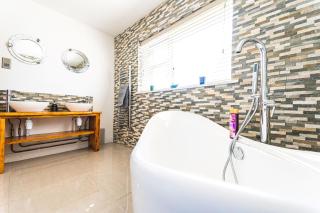 Luxury 4 Bed, 3 Bathroom, Pet Friendly Villa, Sleeps 8, with Hot Tub in Trearddur Bay - Trearddur - 6