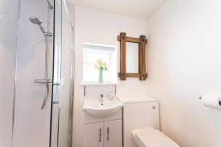 Luxury 4 Bed, 3 Bathroom, Pet Friendly Villa, Sleeps 8, with Hot Tub in Trearddur Bay - Trearddur - 4