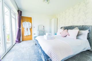 Luxury 4 Bed, 3 Bathroom, Pet Friendly Villa, Sleeps 8, with Hot Tub in Trearddur Bay - Trearddur - 3