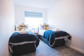 Luxury 4 Bed, 3 Bathroom, Pet Friendly Villa, Sleeps 8, with Hot Tub in Trearddur Bay - Trearddur - 2