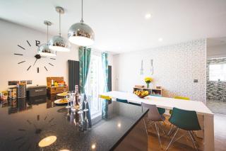 Luxury 4 Bed, 3 Bathroom, Pet Friendly Villa, Sleeps 8, with Hot Tub in Trearddur Bay - Trearddur - 1