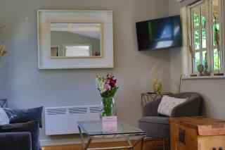 Treetops Lodge, Bantham, South Devon, a tranquil rural retreat - 2