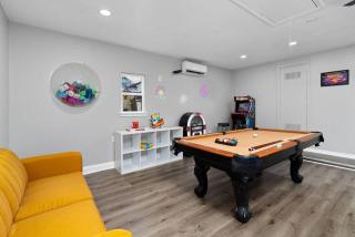 That 70s House -Fun 6 Bedroom W Pool & Game Room - 6