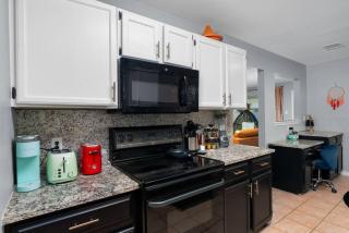 That 70s House -Fun 6 Bedroom W Pool & Game Room - Round Rock - 1