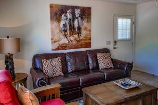 Cowboys & Angels - Classic Sedona style w/great location - Sedona - 5