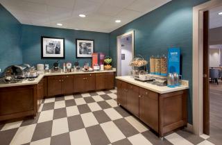 Hampton Inn Boston Logan Airport - Boston - 4