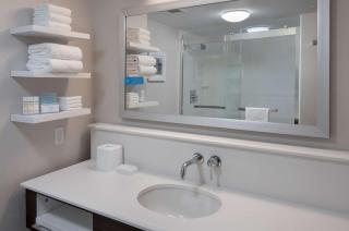 Hampton Inn Boston Logan Airport - 1