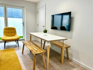 Stunning Brand New House - Sleeps 6 - Free Parking - Great Location - Fast WiFi - Smart TV - Close to Poole & Bournemouth & Sandbanks - 6