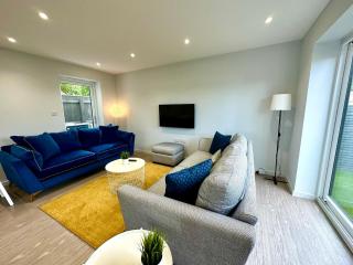 Brand New 4 Bedroom House -Sleeps 9 - Free Parking - Great Location - Fast WiFi - Smart TV - Close to Poole & Bournemouth & Sandbanks - 1