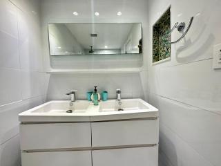 SeaStays-Oceanside Apartments - 9