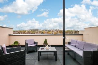 Solar Sanctuary- Skyline Balcony, City Centre, Three Floors, King Beds, Netflix and more! - Bath - 0