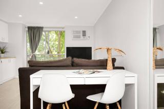 'The Crows Nest' Spacious Studio with Balcony - Sydney - 6