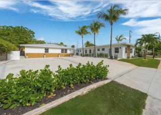 M Lake Worth Beach - Modern Villas Near West Palm Beach, Chic Retro Vibes, King Bed, Cozy Backyard, BBQ, Workspace, High-Speed Internet, Free Parking, 5 Minutes to Downtown & Beach - 2