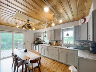 Modern Catskills Oasis w Pool and Bar Hall - Sundown - 4