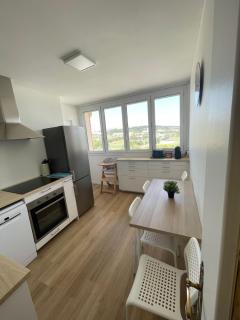 Bergson Top - Appart 80m2, 2 grandes chambres, entièrement rénovée et équipée, lumineux, WIFI, balcon, calme, vue imprenable - Saint-Étienne - 5