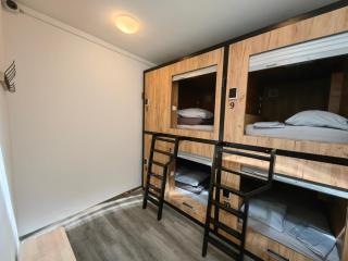 Capsule hostel Erbenova - Prague - 8