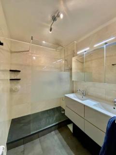 CHAMBRE DE 11 M2 AVEC BALCON - Paris - 8