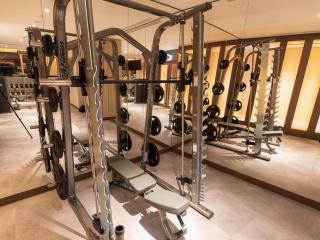 Luxury 3BR with Burj Khalifa Views, Pool, Gym, and Free Parking - 4