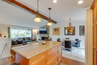 Kenmore Retreat with Shared Hot Tub - 1 Mi to Lake! - Kenmore - 1