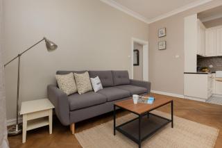 Metro Rondo ONZ Apartment by Noclegi Renters - 0