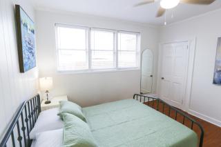 Centrally Located Efficiency One Mile to the Beach! - 4