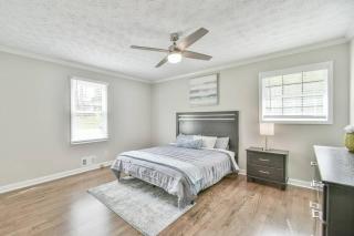 3BR/2B home w/ spacious lot with private backyard - 3
