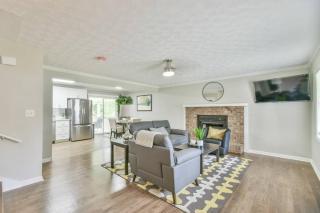 3BR/2B home w/ spacious lot with private backyard - 1