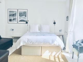 The Art Room Apartment - Cardigan - 0