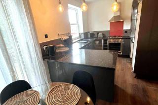 Luxury, Spacious 1 Bedroom Flat - 3