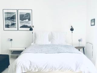 The Art Room Apartment - Cardigan - 8