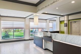 Hilton Garden Inn Westbury - 6