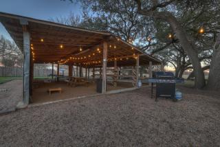 Willies House with Country Views - Shared Party Barn - Fredericksburg - 9