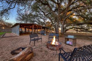 Willies House with Country Views - Shared Party Barn - Fredericksburg - 5