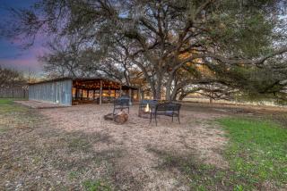 Willies House with Country Views - Shared Party Barn - Fredericksburg - 3