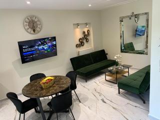 Luxury Home with Garden in the Suburbs - 9