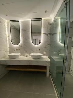 Deluxe Two-Bedroom Suite with Sea View & Jacuzzi - 1